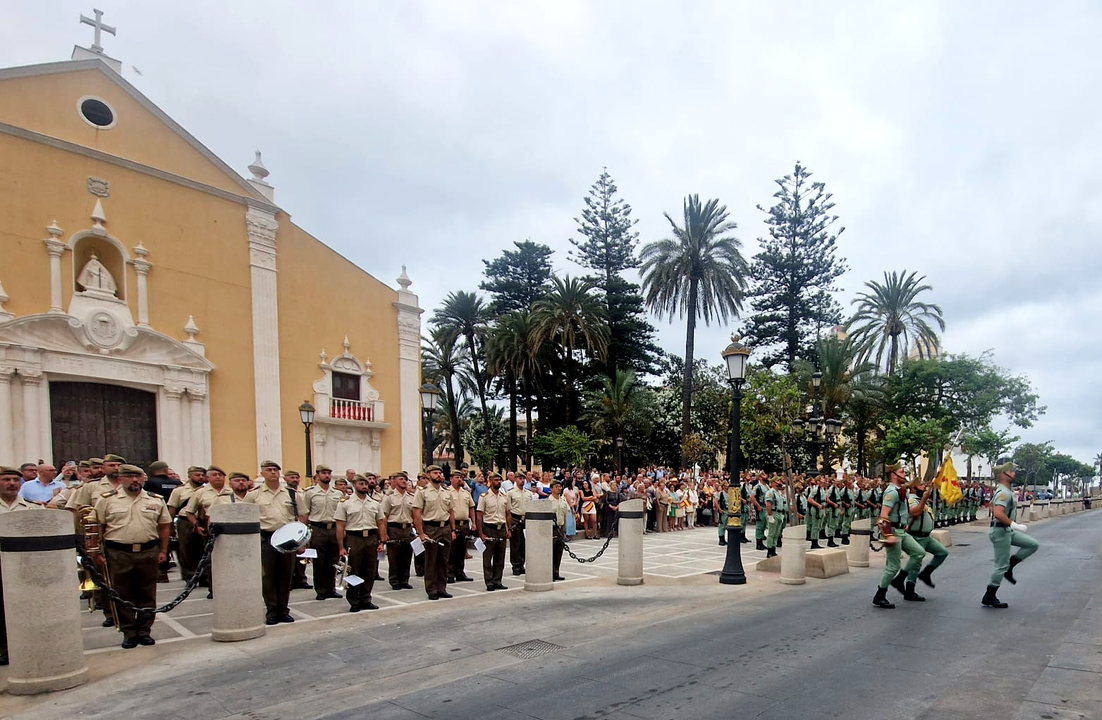 Arriado de Bandera protagonizado por La Legi&oacute;n por el D&iacute;a de las Fuerzas Armadas (19)