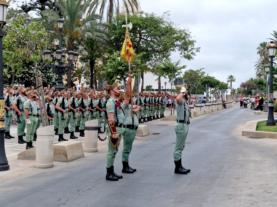 Arriado de Bandera protagonizado por La Legi&oacute;n por el D&iacute;a de las Fuerzas Armadas (18)