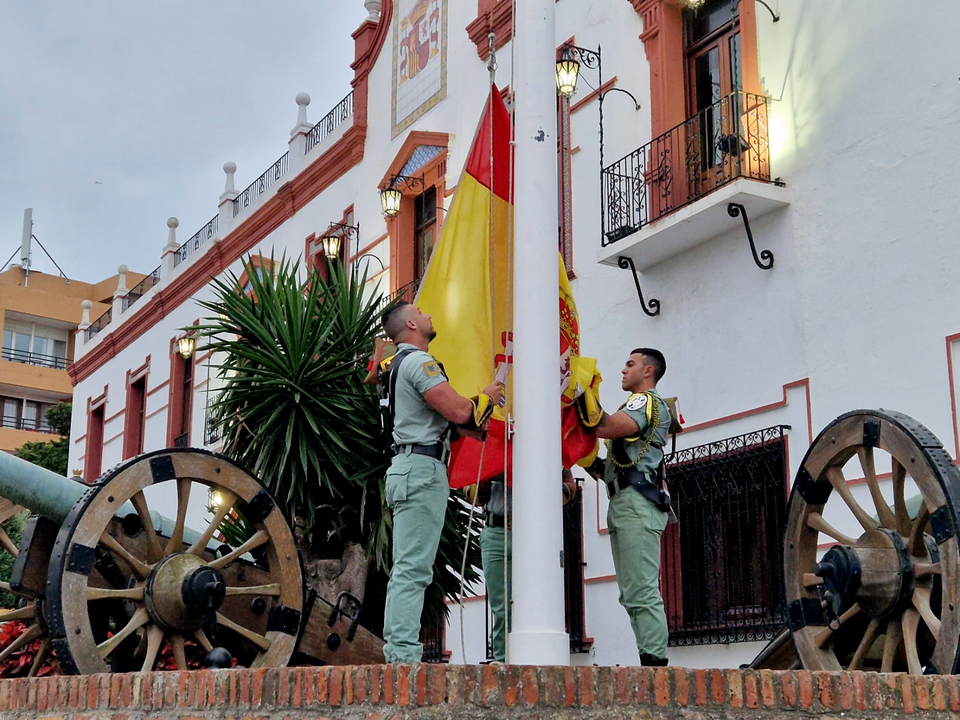 Arriado de Bandera protagonizado por La Legi&oacute;n por el D&iacute;a de las Fuerzas Armadas (17)