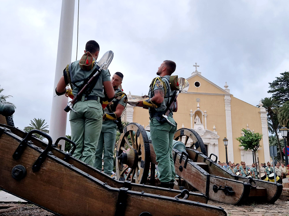 Arriado de Bandera protagonizado por La Legi&oacute;n por el D&iacute;a de las Fuerzas Armadas (15)