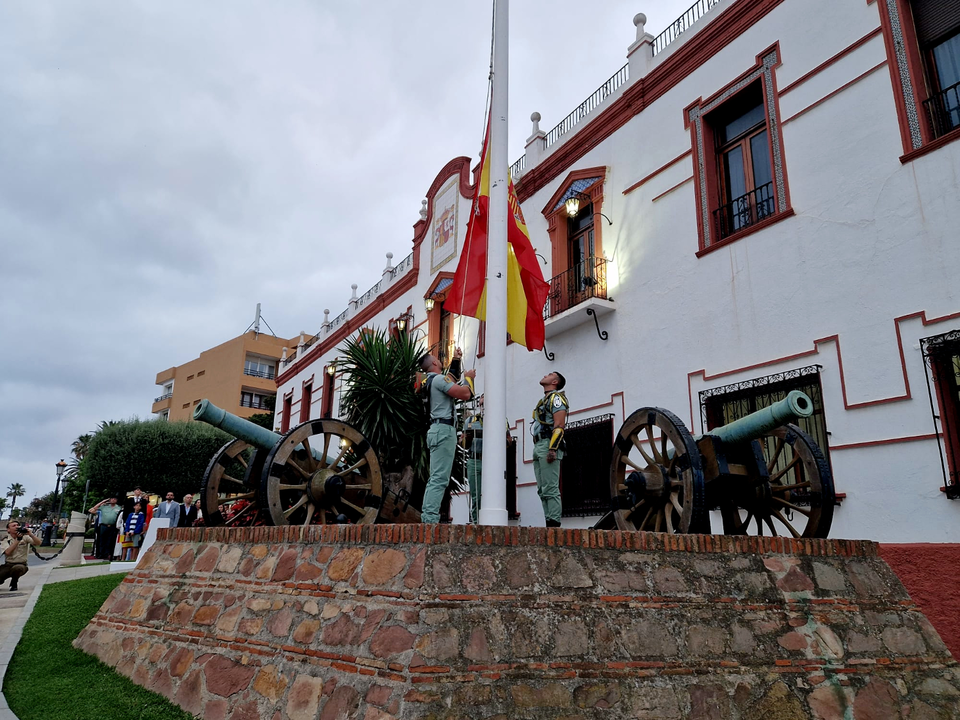 Arriado de Bandera protagonizado por La Legi&oacute;n por el D&iacute;a de las Fuerzas Armadas (14)