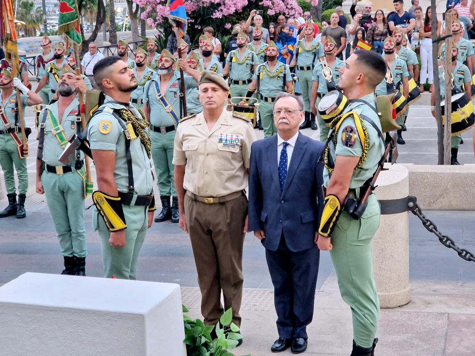 Arriado de Bandera protagonizado por La Legi&oacute;n por el D&iacute;a de las Fuerzas Armadas (11)