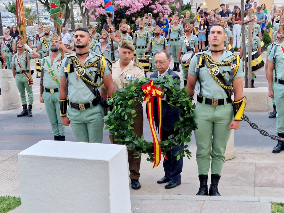 Arriado de Bandera protagonizado por La Legi&oacute;n por el D&iacute;a de las Fuerzas Armadas (9)