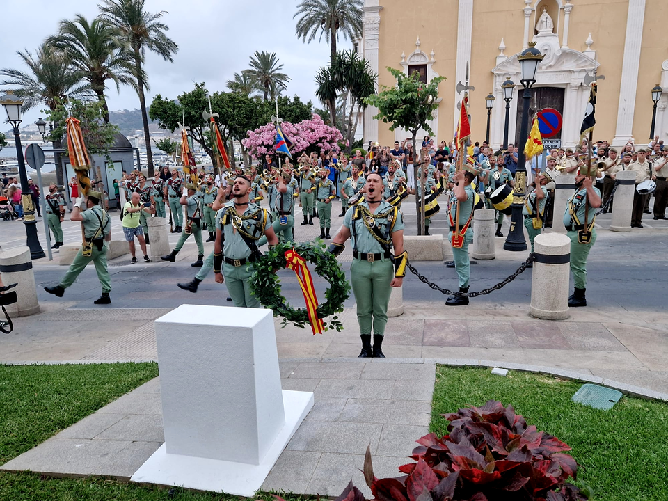 Arriado de Bandera protagonizado por La Legi&oacute;n por el D&iacute;a de las Fuerzas Armadas (8)