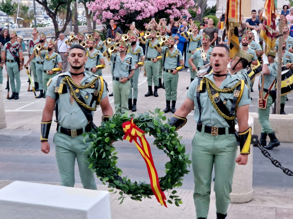Arriado de Bandera protagonizado por La Legi&oacute;n por el D&iacute;a de las Fuerzas Armadas (5)