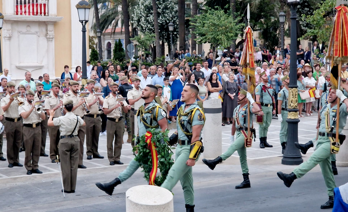 Arriado de Bandera protagonizado por La Legi&oacute;n por el D&iacute;a de las Fuerzas Armadas (3)