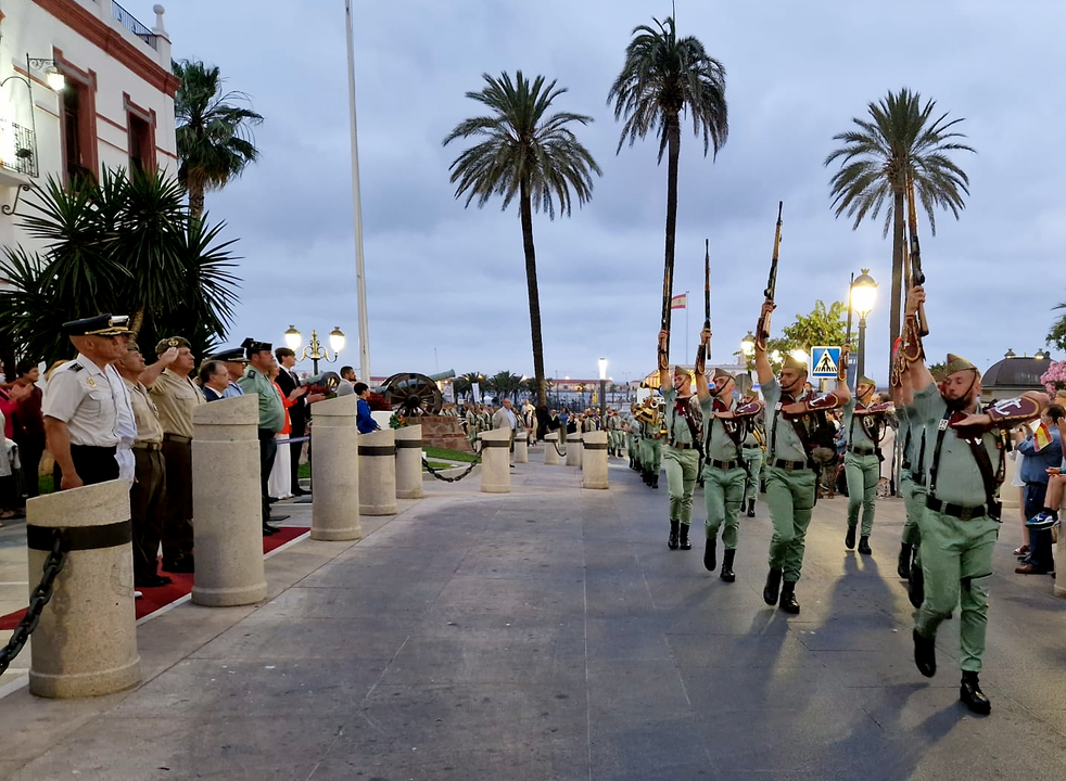 Arriado de Bandera protagonizado por La Legi&oacute;n por el D&iacute;a de las Fuerzas Armadas (2)