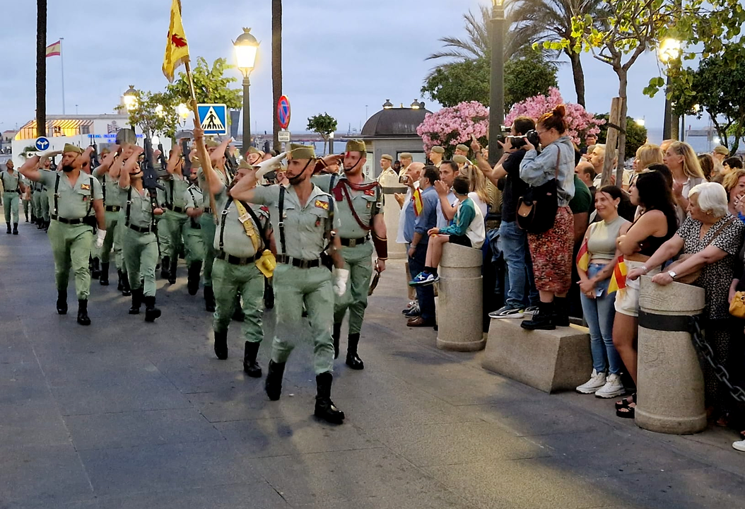 Arriado de Bandera protagonizado por La Legi&oacute;n por el D&iacute;a de las Fuerzas Armadas