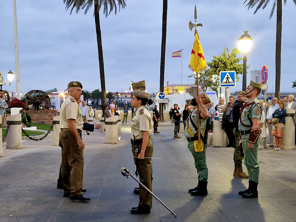 Arriado de Bandera protagonizado por La Legi&oacute;n por el D&iacute;a de las Fuerzas Armadas (31)