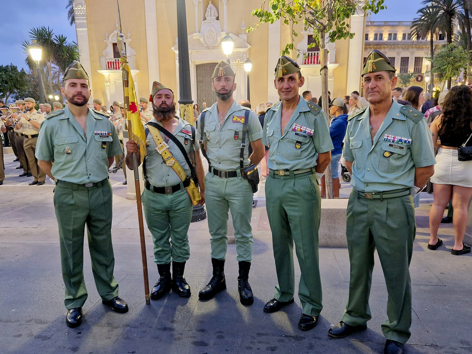 Arriado de Bandera protagonizado por La Legi&oacute;n por el D&iacute;a de las Fuerzas Armadas (30)