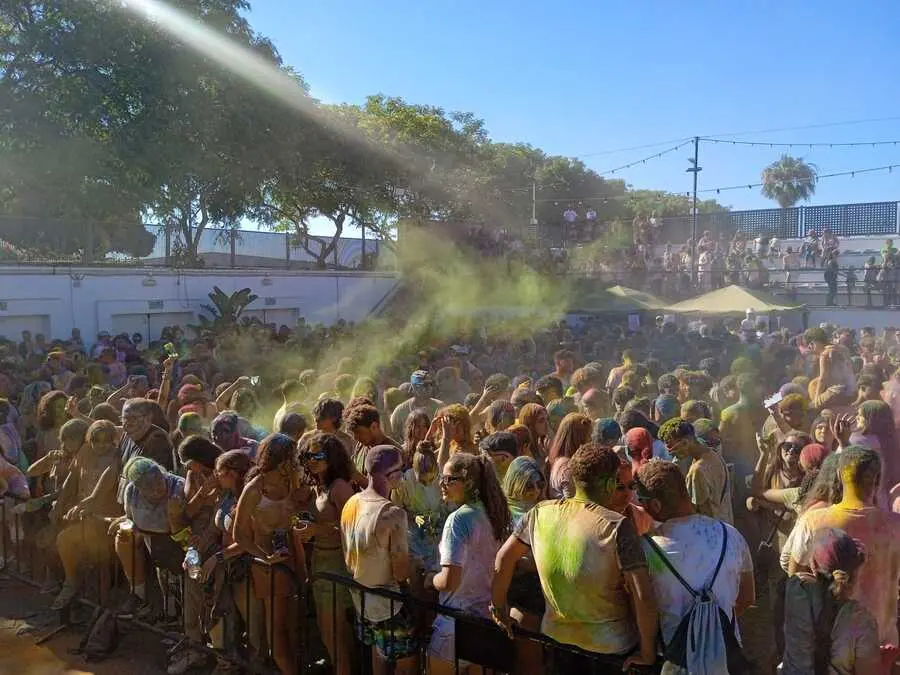 Holi / C&eacute;sar Mart&iacute;n