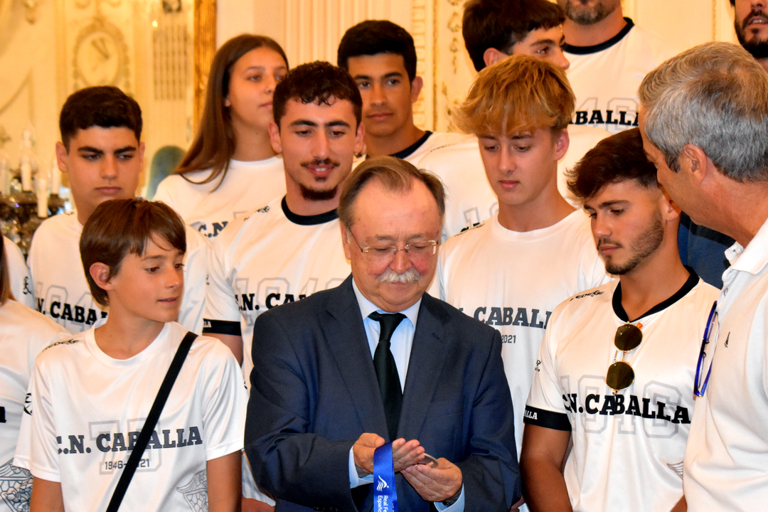 El presidente Vivas recibe a los nadadores y waterpolistas del CN Caballa (16)