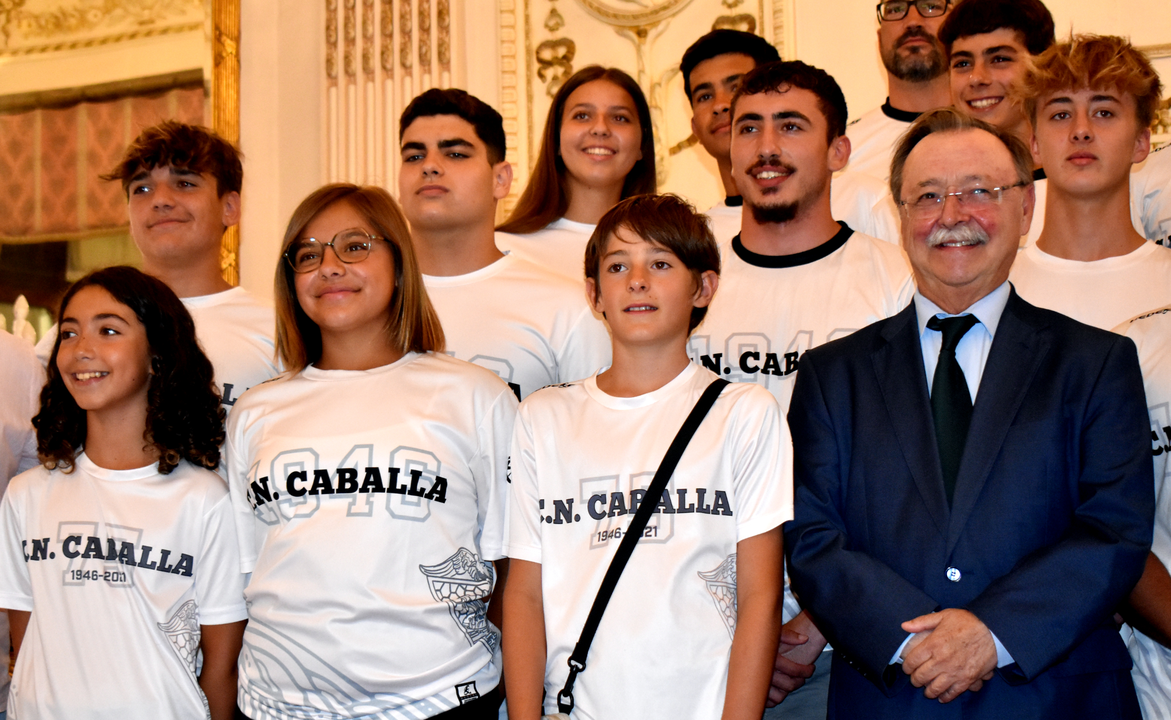 El presidente Vivas recibe a los nadadores y waterpolistas del CN Caballa. Foto: Rafa B&aacute;ez