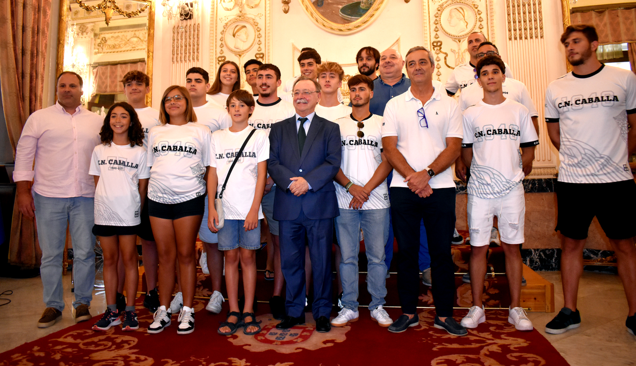 El presidente Vivas recibe a los nadadores y waterpolistas del CN Caballa (14)