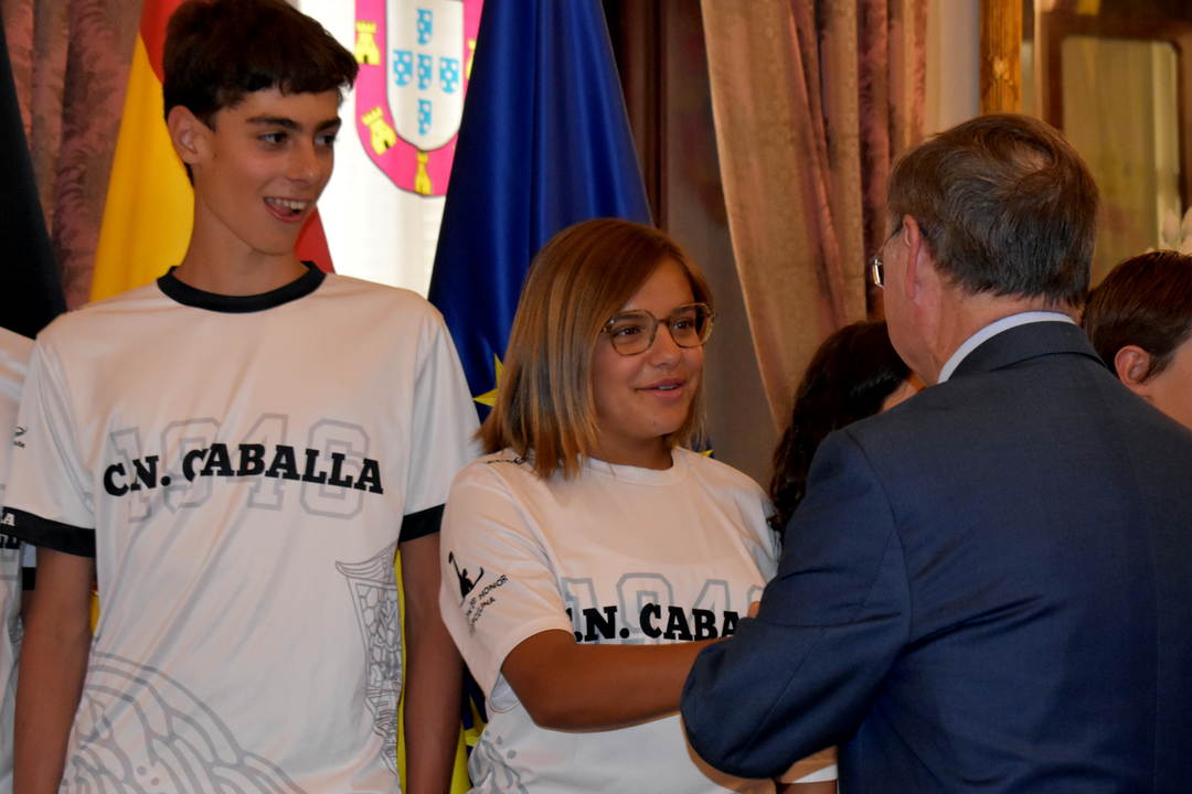 El presidente Vivas recibe a los nadadores y waterpolistas del CN Caballa (11)