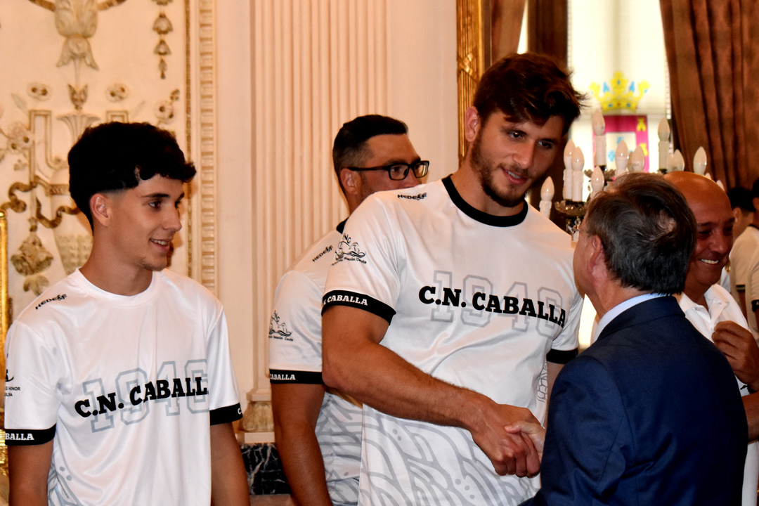 El presidente Vivas recibe a los nadadores y waterpolistas del CN Caballa (8)