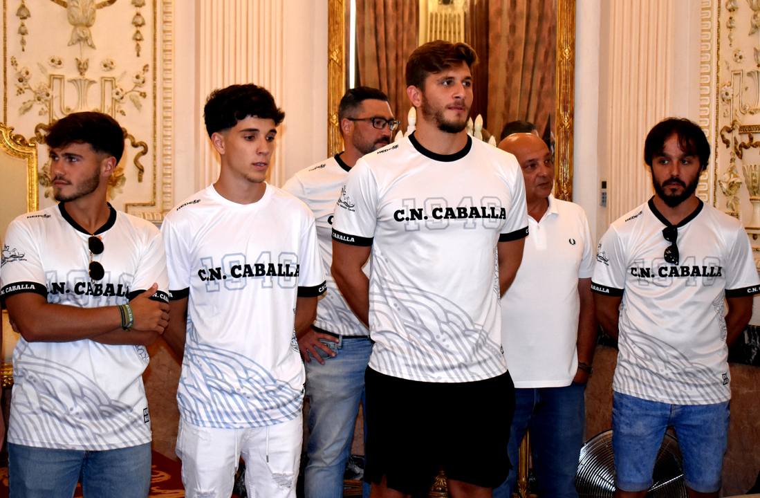 El presidente Vivas recibe a los nadadores y waterpolistas del CN Caballa (7)