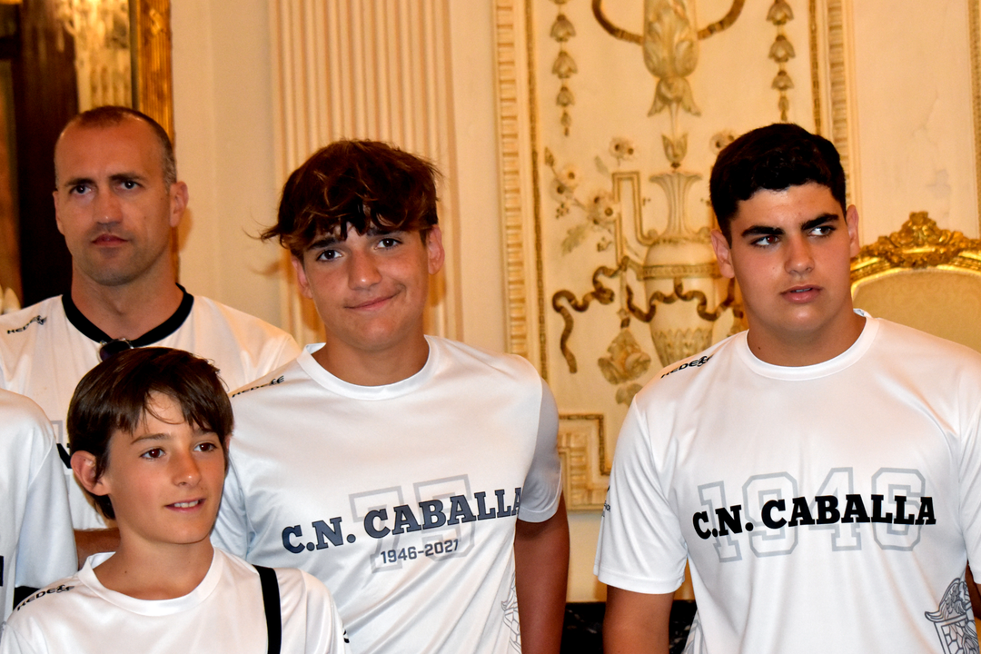El presidente Vivas recibe a los nadadores y waterpolistas del CN Caballa (4)