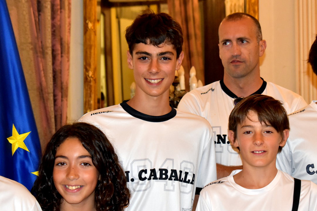 El presidente Vivas recibe a los nadadores y waterpolistas del CN Caballa (3)