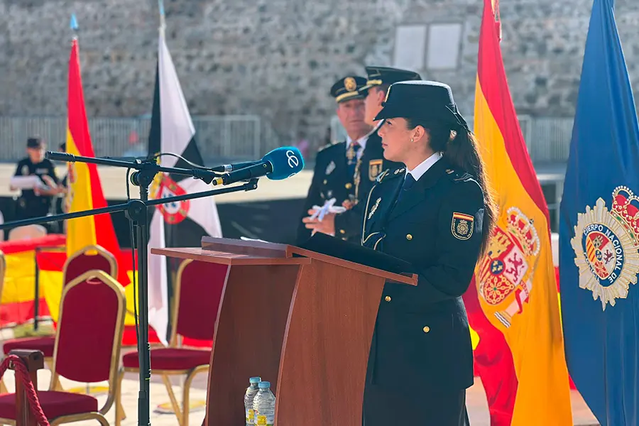 Acto de entrega de la bandera nacional a la Polic&iacute;a / Laura Ortiz