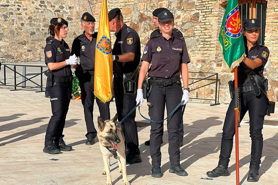 Acto de entrega de la bandera nacional a la Polic&iacute;a / Laura Ortiz