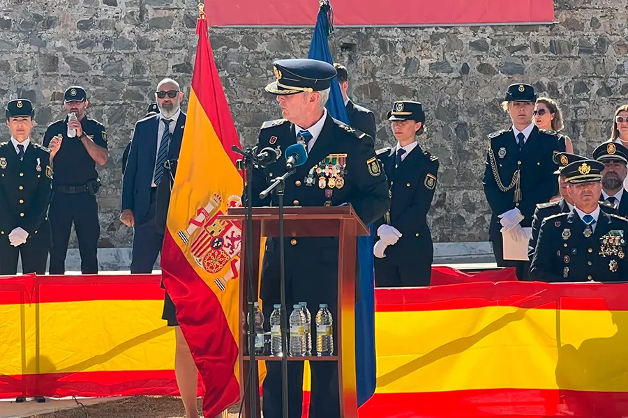 Entrega de la bandera nacional a la polic&iacute;a / Daniel Hernandez