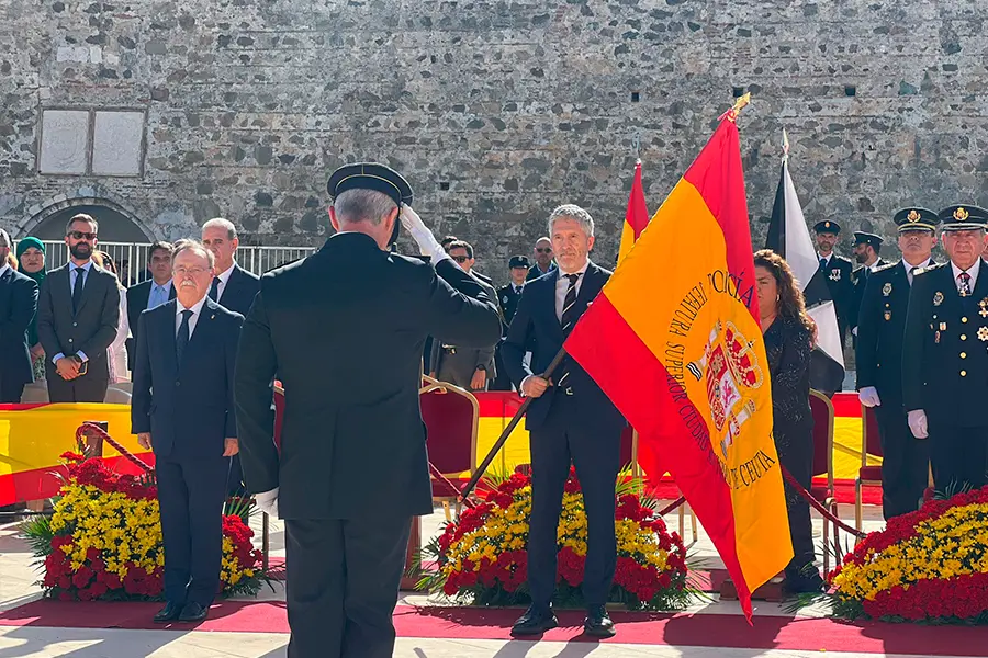 Entrega de la bandera nacional a la polic&iacute;a / Daniel Hernandez