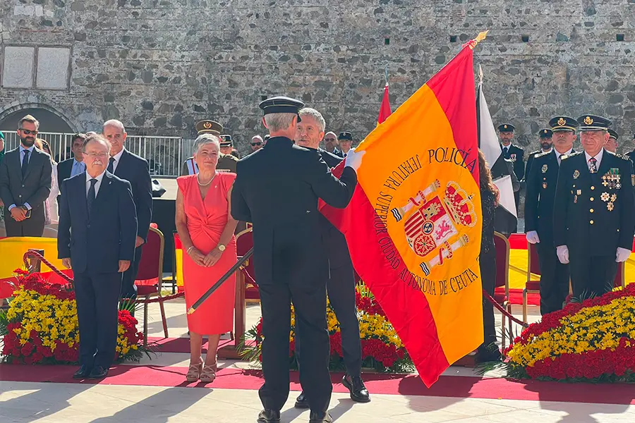 Entrega de la bandera nacional a la polic&iacute;a / Daniel Hernandez