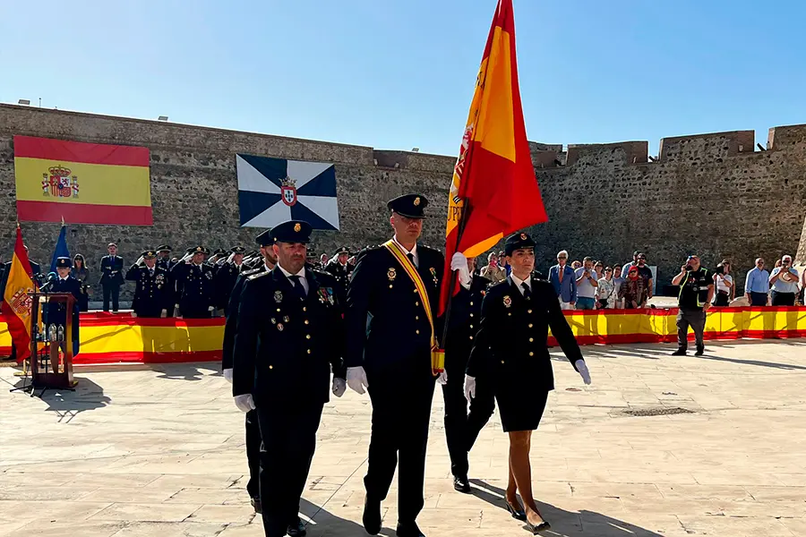 Entrega de la bandera nacional a la polic&iacute;a / Daniel Hernandez