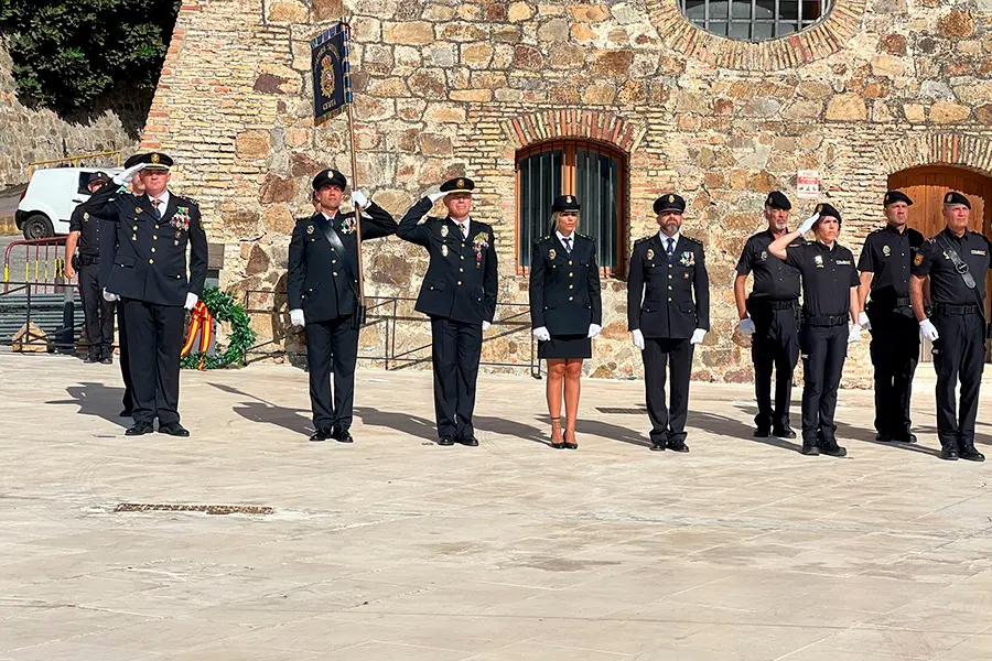 Entrega de la bandera nacional a la polic&iacute;a / Daniel Hernandez