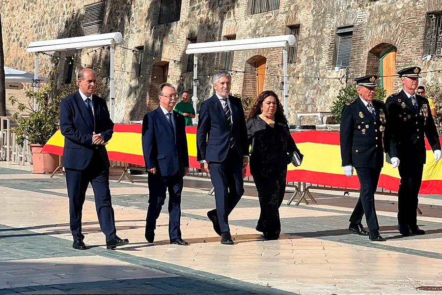 Entrega de la bandera nacional a la polic&iacute;a / Daniel Hernandez