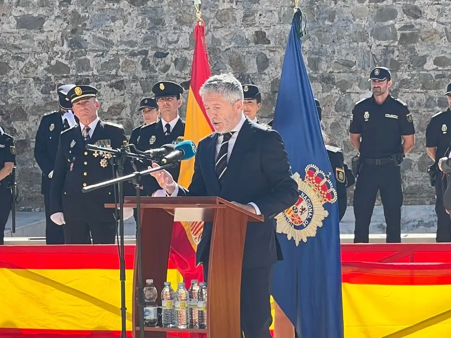 Entrega de la bandera nacional a la polic&iacute;a / Daniel Hernandez
