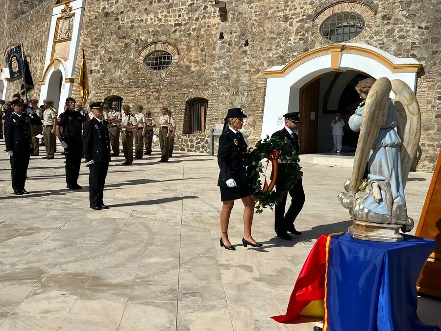 Entrega de la bandera nacional a la polic&iacute;a / Daniel Hernandez