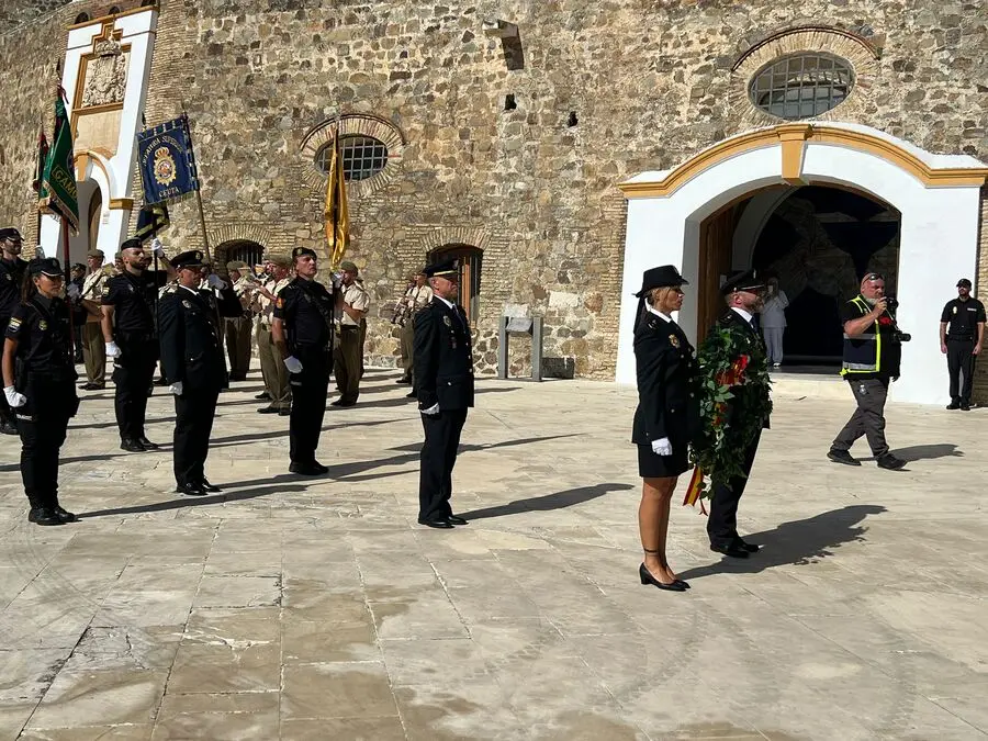 Entrega de la bandera nacional a la polic&iacute;a / Daniel Hernandez