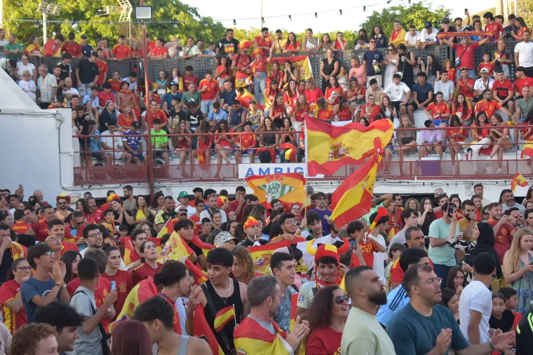 Aficionados ceut&iacute;es durante el partido de anoche en el Auditorio de la Marina / Rafa B&aacute;ez