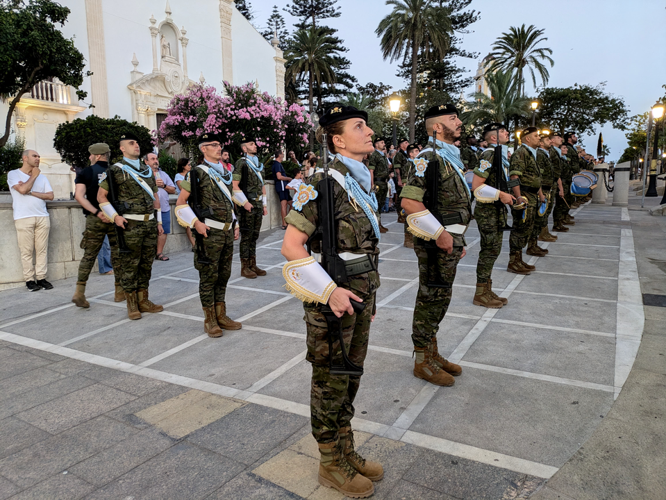 Arriado de Bandera protagonizado por el Regimiento de Caballer&iacute;a Montesa 3 (10)