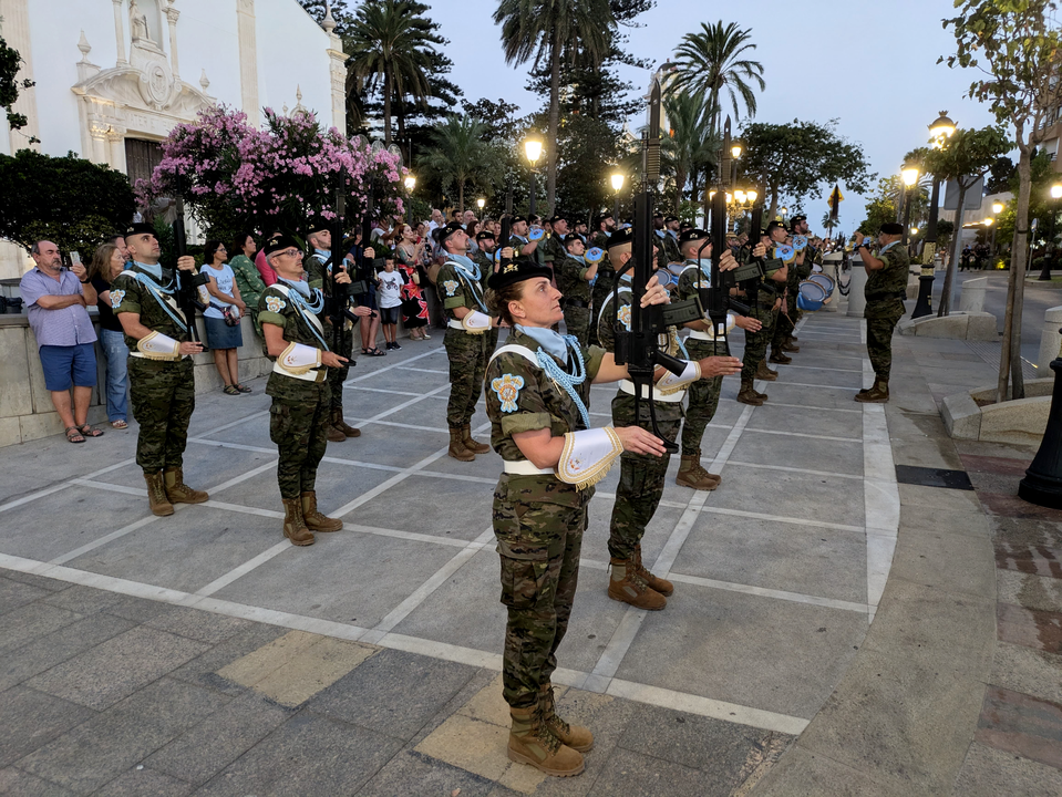 Arriado de Bandera protagonizado por el Regimiento de Caballer&iacute;a Montesa 3 (7)
