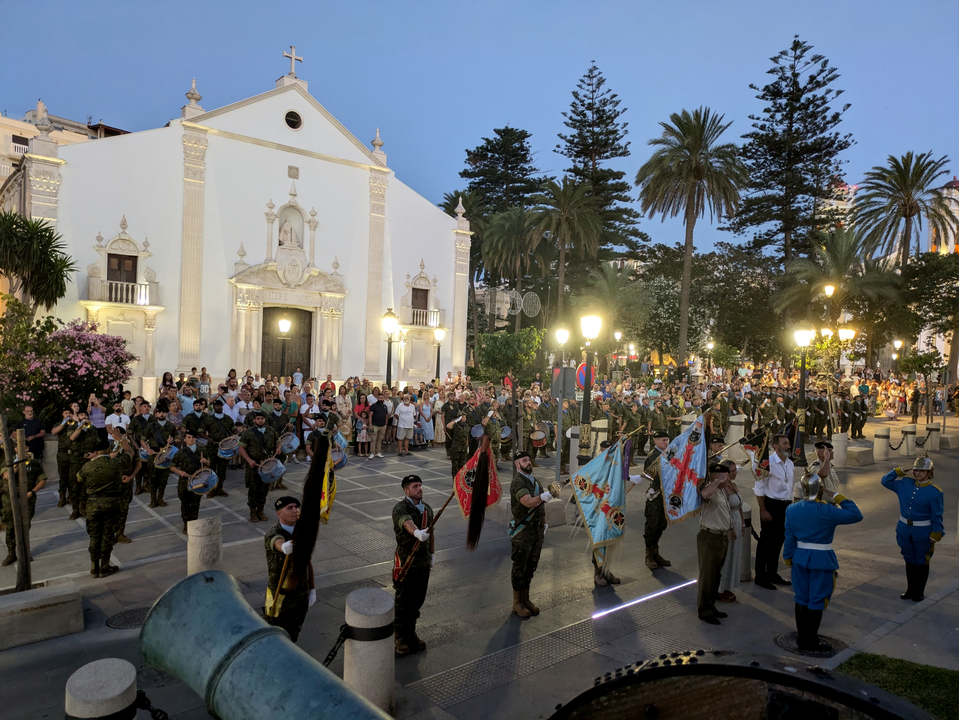 Arriado de Bandera protagonizado por el Regimiento de Caballer&iacute;a Montesa 3 (1)