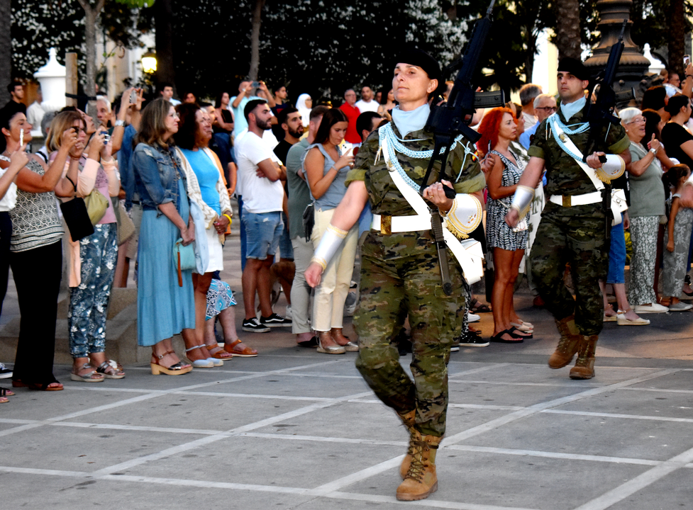 Arriado de Bandera protagonizado por el Regimiento de Caballer&iacute;a Montesa 3 (16)