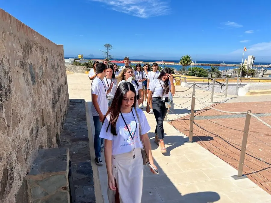 Visita a la Puerta Califal de los aspirantes a Miss Mundo y Mister International Ceuta / Daniel Hern&aacute;ndez
