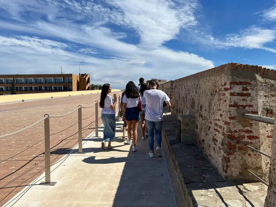 Visita a la Puerta Califal de los aspirantes a Miss Mundo y Mister International Ceuta / Daniel Hern&aacute;ndez