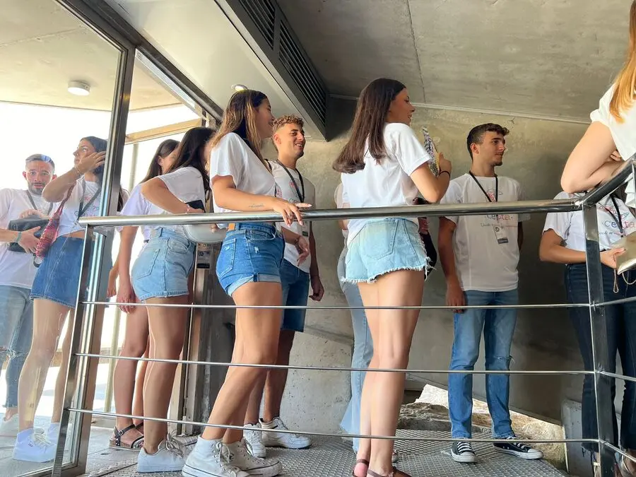 Visita a la Puerta Califal de los aspirantes a Miss Mundo y Mister International Ceuta / Daniel Hern&aacute;ndez