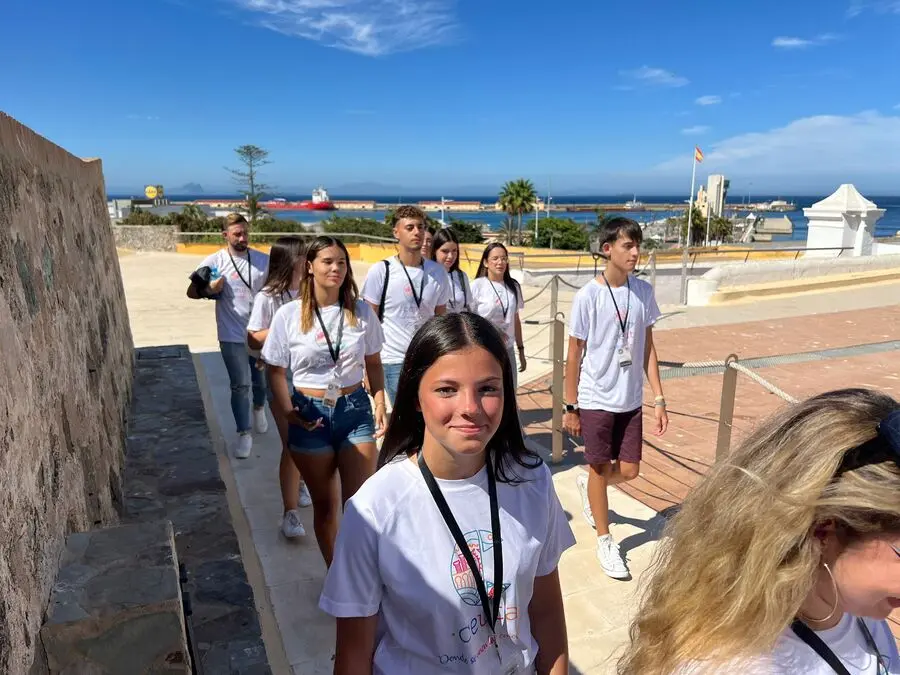 Visita a la Puerta Califal de los aspirantes a Miss Mundo y Mister International Ceuta / Daniel Hern&aacute;ndez