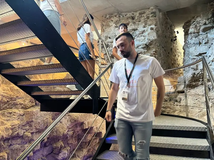 Visita a la Puerta Califal de los aspirantes a Miss Mundo y Mister International Ceuta / Daniel Hern&aacute;ndez