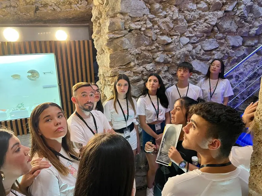 Visita a la Puerta Califal de los aspirantes a Miss Mundo y Mister International Ceuta / Daniel Hern&aacute;ndez