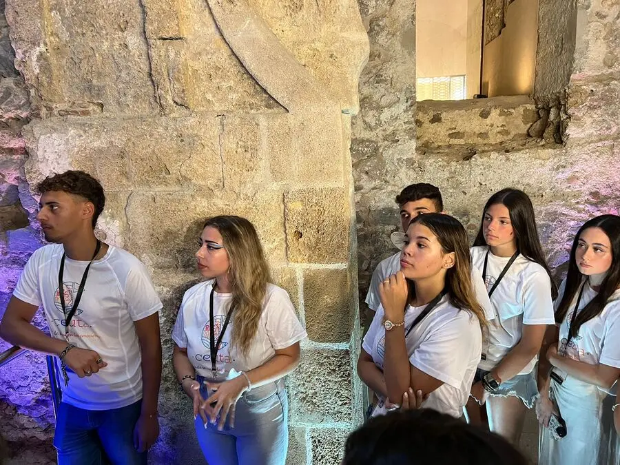 Visita a la Puerta Califal de los aspirantes a Miss Mundo y Mister International Ceuta / Daniel Hern&aacute;ndez