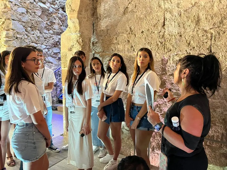 Visita a la Puerta Califal de los aspirantes a Miss Mundo y Mister International Ceuta / Daniel Hern&aacute;ndez