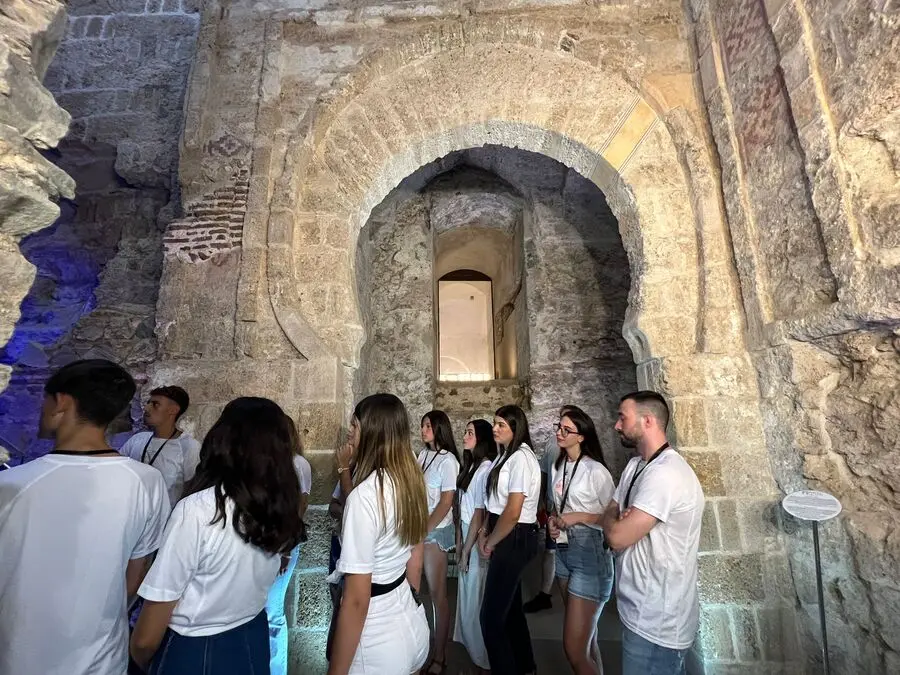 Visita a la Puerta Califal de los aspirantes a Miss Mundo y Mister International Ceuta / Daniel Hern&aacute;ndez