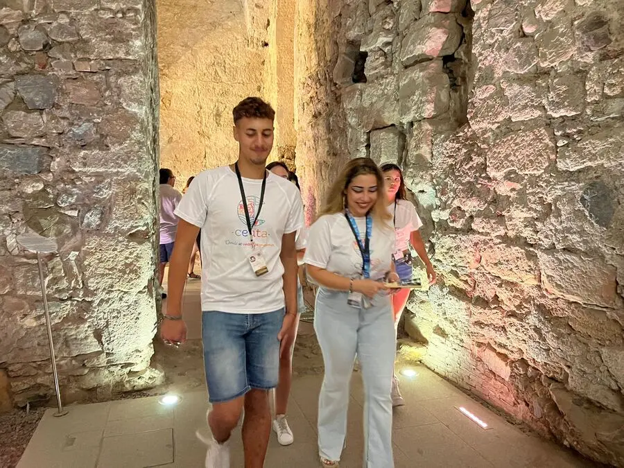 Visita a la Puerta Califal de los aspirantes a Miss Mundo y Mister International Ceuta / Daniel Hern&aacute;ndez