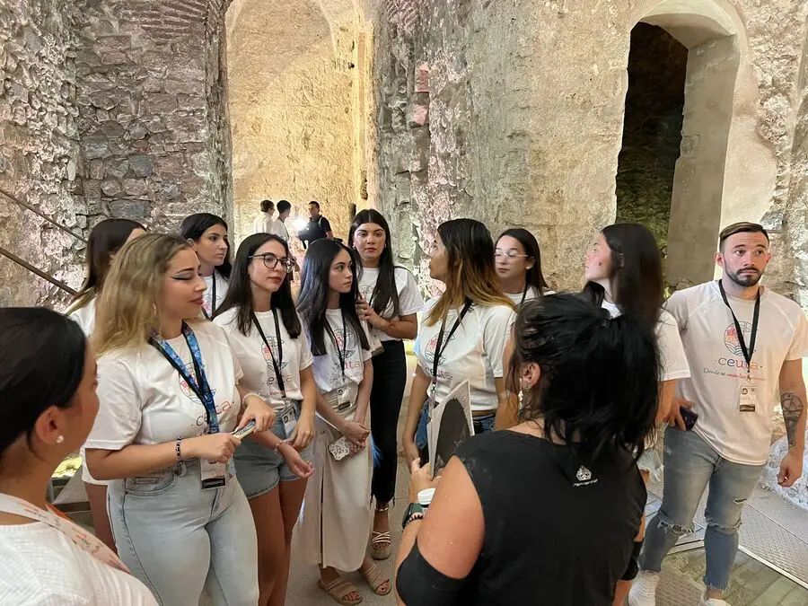 Visita a la Puerta Califal de los aspirantes a Miss Mundo y Mister International Ceuta / Daniel Hern&aacute;ndez